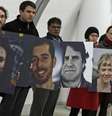 Ativistas do Greenpeace seguram fotos das 30 pessoas presas na Rússia após um protesto contra a exploração de petróleo no Ártico, durante manifestação em Varsóvia. Investigadores russos deram indicações de que os ativistas indiciados por um protesto contra a exploração de petróleo no Ártico não poderão deixar a Rússia, o que significa que passarão o Natal longe de casa, apesar de uma decisão em contrário emitida por uma corte internacional, disse o Greenpeace nesta sexta-feira. 13/11/2013.  Foto: Kacper Pempel / Reuters