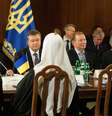 O presidente Viktor Yanukovich (centro) participou de mesa redonda em Kiev, na Ucrânia  Foto: AP