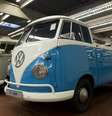 Volkswagen Kombi é restaurada em oficina de Hanover, na Alemanha  Foto: AFP