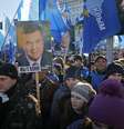 Simpatizantes do partido governista participam de comício em Kiev  Foto: AP