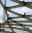 <p>Operários são vistos na parte de cima da estrutura do Estádio Arena Amazônia, um dos estádios da Copa do Mundo de 2014</p>  Foto: Gary Hershorn / Reuters