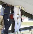 Caixão com o corpo de Mandela é levado para avião na base aérea de Waterkloof, nos arredores de Pretória  Foto: AFP