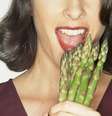 <p>Alguns alimentos podem ajudar a limpar o organismo e diminuir o inchaço</p>  Foto: Getty Images 