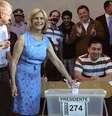 Após emitir seu voto, Matthei fez declarações à imprensa nas quais pediu aos cidadãos que votem para evitar uma elevada abstenção  Foto: EFE