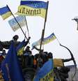 Manifestantes tremulam bandeiras do país durante o protesto  Foto: Reuters