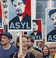<p>Manifestantes seguram cartazes durante protesto em apoio a Edward Snowden, em Berlim</p>  Foto: Tobias Schwarz / Reuters