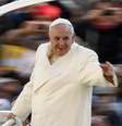 <p>Papa Francisco acena ao chegar para sua missa semanal na Praça de São Pedro, no Vaticano</p>  Foto: Giampiero Sposito / Reuters