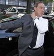 <p>Membro do partido UMP, Claude Gueant ao chegar para reuni&atilde;o em Paris em maio de 2012</p>  Foto: Regis Duvignau / Reuters