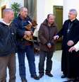 Francisco e o arcebispo Konrad Krajewski dão boas-vindas aos moradores de rua no Vaticano  Foto: L'Osservatore Romano / AP