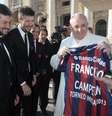Fnrancisco segura uma camisa do San Lorenzo que ganhou de presente dos dirigentes do clube argentino  Foto: AFP