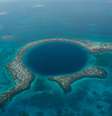 Belize - A Cidade de Belize já seria sozinha um belo cartão-postal, mas quem quiser se aventurar mais pode pegar um barco e avançar até o Blue Hole (Buraco Azul). Maior buraco azul do mundo, é um círculo perfeito com cerca de 2 quilômetros de largura e 145 metros de profundidade. Um espetáculo da natureza exuberante no Caribe  Foto: Shutterstock