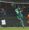 <p>Iajour aproveitou uma das várias falhas defensivas do Atlético-MG</p>  Foto: AP