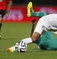 <p>Marcos Rocha disputa bola com jogador do Raja Casablanca; lateral disparou contra Cuca ao ser substituído</p>  Foto: AP
