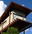 Para construir em uma área de preservação ambiental em Campos de Jordão, no interior de São Paulo, o arquiteto André Eisenlohr, do escritório Cabana Arquitetos, criou uma solução engenhosa: ergueu a casa sobre seis pilotis de eucalipto, o que dá a sensação de que o imóvel está suspenso no ar. Informações: (11) 99543-4843  Foto: André Eisenlohr