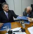 Ao lado do senador Pedro Simon (PMDB-RS), João Vicente Goulart (esq.) entrega dossiê à coordenadora da Comissão Nacional da Verdade, Rosa Maria Cardoso  Foto: Fabio Rodrigues Pozzebom / Agência Brasil