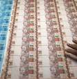 Funcionário checa cédulas de real durante visita de imprensa à Casa da Moeda do Brasil, no Rio de Janeiro. O Banco Central reduziu nesta sexta-feira a estimativa de crescimento do Produto Interno Bruto (PIB) brasileiro deste ano a 2,3 por cento, ante 2,5 por cento previstos até então e manteve a indicação de que a atividade não vai acelerar em 2014, ao mesmo tempo em que praticamente não mudou sua perspectiva para a inflação em 2013 e 2014. 23/09/2012.  Foto: Sergio Moraes / Reuters