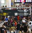 <p>Saguão do Aeroporto Santos Dumont, no Rio de Janeiro, costuma ficar lotado antes do feriadão de Natal; viajar de madrugada pode ser vantajoso financeiramente</p>  Foto: Ale Silva / Futura Press
