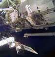 Astronauta Rick Mastracchio trabalha do lado de fora da Estação Espacial Internacional (ISS)  Foto: Nasa / Divulgação