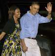 Barack Obama acena ao desembarcar de mãos dadas com Michelle em Honolulu, no Havaí  Foto: AP