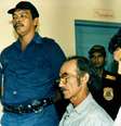 Imagem mostra Darly e Darcy Alves de Souza durante o julgamento pela morte de Chico Mendes  Foto: AFP