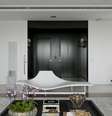 A parte mais atraente deste apartamento, segundo o arquiteto Diego Revollo, é o hall de entrada preto com os tons mais claros da sala adjacente  Foto: Alain Brugier