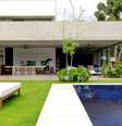 A casa de praia em Paraty foi concebida para ser um projeto ao mesmo tempo com traços contemporâneos e rústicos. Para atingir o objetivo, a designer de interiores Marília Veiga usou muito concreto e madeira na cobertura estrutural. Assim é possível passar uma ideia de aconchego e modernidade. Informações: (11) 3021-1717  Foto: Daniel Veiga/ Marília Veiga Decoração de Interiores