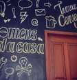 Criar uma parede de lousa em sua casa é muito simples. O primeiro passo é escolher o lugar da casa que você irá transformar. O mais indicado é o hall de entrada, para evitar que o pó de giz se espalhe pela residência  Foto: Homens da Casa/Divulgação
