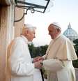 O papa emérito Bento XVI recebe Francisco na sua casa no Vaticano  Foto: AP