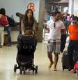 Matthew McCounaghey e a mulher, Camila Alves, foram fotografados com os filhos no aeroporto de Confins, em Minas Gerais  Foto: André Freitas e Delson Silva  / AgNews