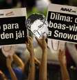Brasileiros erguem placas pedindo para que o Brasil abrigue Edward Snowden  Foto: Reuters