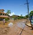 <p>Moradores caminham por via tomada pela lama em Aimorés</p>  Foto: Gil Leonardi / Imprensa MG / Divulgação