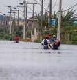 <p>Moradores caminham por &aacute;rea alagada no bairro Darly Santos, em Vila Velha</p>  Foto: Alex Gouvêa / Futura Press