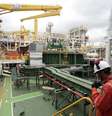 <p>Funcion&aacute;rio inspeciona a FPSO OSX-1, a primeira unidade flutuante de produ&ccedil;&atilde;o e armazenamento da frota da OSX, no porto do Rio de Janeiro</p>  Foto: Sergio Moraes / Reuters