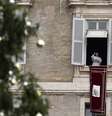 Francisco acena da janela do seu apartamento no Vaticano  Foto: AP