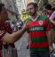<p>Torcedores de Flu e Lusa discutem fora da sede do STJD, no Rio</p>  Foto: Mauro Pimentel / Terra