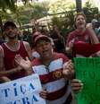 <p>Torcedores do Fluminense comemoraram vitória no tribunal</p>  Foto: Mauro Pimentel / Terra