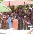 Mr. Catra já começou a curtir as férias de verão. Nesta sexta-feira (27), o funkeiro foi clicado ao lado dos filhos na praia de Ferradurinha, em Búzios (RJ). Ao perceber a presença do fotógrafo, eles sorriram com simpatia  Foto: Dilson Silva / AgNews