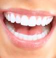 Quem disse que só a roupa deve ser branca no Ano-Novo? Os dentes também merecem atenção e podem fazer o sorrio brilhar na hora de pular as sete ondinhas  Foto: Shutterstock