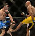 Anderson Silva fraturou a perna esquerda depois de golpe em Chris Weidman  Foto: Reuters