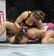 Ronda Rousey derrotou Miesha Tate e manteve o cinturão do peso galo feminino  Foto: AP