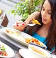 <p>Estudo mostra que comer devagar e dar mordidas pequenas nos faz sentir menos famintos uma hora depois da refeição</p>  Foto: Getty Images 