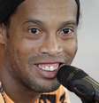 <p>Segundo a imprensa turca, Ronaldinho deve ir até o país e conhecer as dependências do Besiktas</p>  Foto: Andres Stapff / Reuters