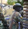 <p>Soldado do exército do Sudão do Sul fuma perto de metralhadora na cidade de Malakal, perto da capital Juba.País pode ter o maior crescimento do PIB no mundo em 2014</p>  Foto: James Akena / Reuters