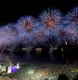 1° de janeiro - Milhares acompanham a tradicional queima de fogos na praia de Copacabana no Rio de Janeiro. A celebração do Réveillon carioca é conhecida como a maior do País  Foto: Daniel Ramalho / Terra