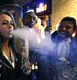 Jovem fuma maconha em uma festa de Réveillon que celebra o início da venda da droga em  Denver  Foto: AP