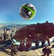 <p>Equipamento registra as imagens em 360º quando jogado para o alto</p>  Foto: Reprodução