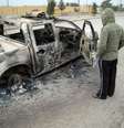  Homem olha carro após bombardeio que deixou mortos e feridos em Bagdá  Foto: AP
