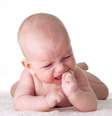 Os sintomas são clássicos: irritação, dor e coceira na gengiva e o bebê começa a levar tudo para a boca para aliviar essa sensação  Foto: Shutterstock