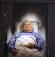 <p>Obra de arte retrata o ex-primeiro-ministro em coma deitado em uma cama de hospital em Tel Aviv</p>  Foto: Nir Elias / Reuters