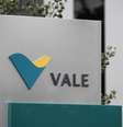 Logotipo da Vale em seu escritório central de vendas em Saint-Prex, perto de Genebra. A Vale informou que suspendeu a partir desta segunda-feira a declaração de força maior em uma série de contratos de minério de ferro, após as chuvas no Sudeste do Brasil terem prejudicado o transporte da matéria-prima do aço. 04/06/2012  Foto: Denis Balibouse / Reuters